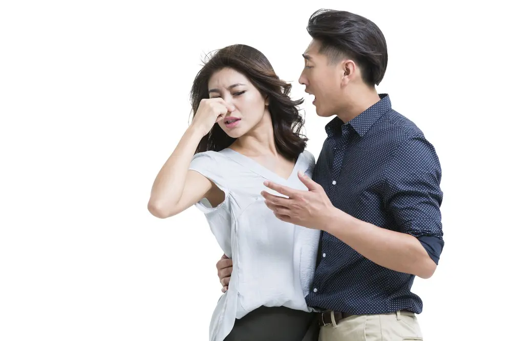 口臭問題該怎麼解決?口腔噴霧行得通嗎? 3 嘴臭、捂鼻子