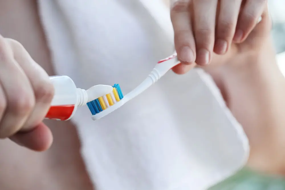 食鹽也可以清潔口腔?用食鹽水漱口可行嗎? 1 擠美白牙膏