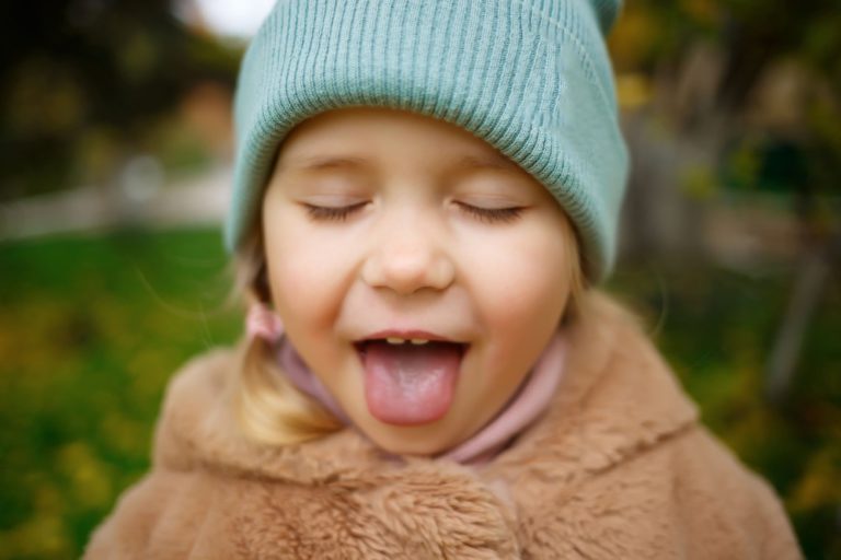 舌苔需要清嗎?舌苔與口臭的關聯 1 portrait of a little cute girl with sticking out t 2021 09 01 19 12 38 utc