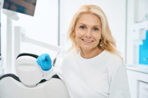female person waiting for patient in dental cabine 2022 09 28 23 27 15 utc 1