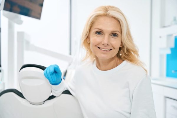 female-person-waiting-for-patient-in-dental-cabine-2022-09-28-23-27-15-utc (1)